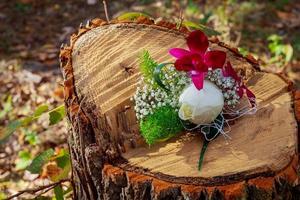 roze roos corsages op zwart pak foto