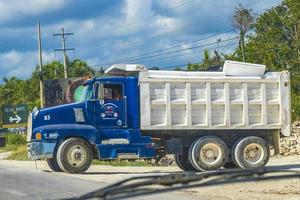 tulum mexico 02. februari 2022 politie auto pick-up truck rijdt snelle straat weg tulum mexico.trucks dump truck en andere industriële voertuigen in tulum mexico. foto