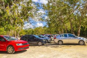 parkeerplaats met auto's jungle naar kaan luum lagune mexico. foto