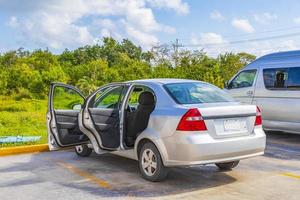 Mexicaanse open zilveren auto in puerto aventuras quintana roo mexico. foto