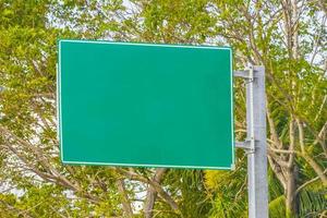 verkeersbord op snelweg snelweg in playa del carmen mexico. foto