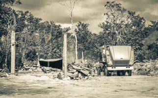 vrachtwagens dumper graafmachines en andere industriële voertuigen tulum mexico. foto