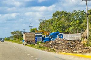 vrachtwagens dumper graafmachines en andere industriële voertuigen tulum mexico. foto