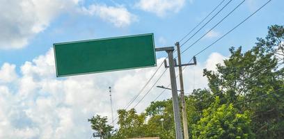 directionele groene lege lege verkeersbord in tulum mexico. foto