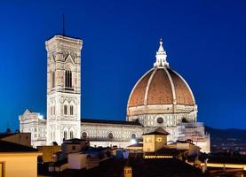 florence duomo en campanile - klokkentoren - architectuur 's nachts verlicht, italië. stedelijke scène in exterieur - niemand. foto