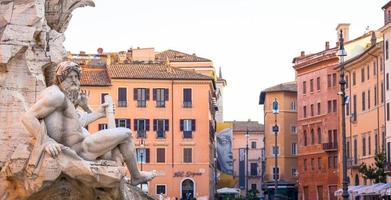 detail van piazza navona - navona's square - bernini-fontein in rome, italië. een van de beroemdste bezienswaardigheden van de stad. foto