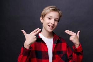 lachende, grappige, jonge blanke tiener in een eenvoudig casual t-shirt foto