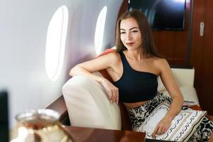 portret van een blanke zakenvrouw passagier in een vliegtuig, aan boord van privé foto