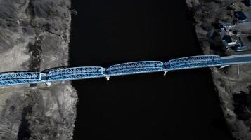 brug over de rivier bovenaanzicht, luchtfotografie foto