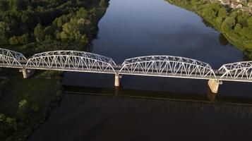 ijzeren brug over de rivier luchtdrone foto