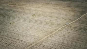 mensen gaan het veld op luchtfotografie met een drone foto