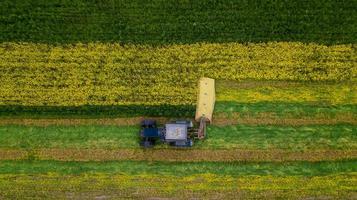 maaien van koolzaadtractor luchtfotografie met een drone foto