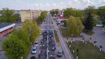 fietstocht door de straten van de stad luchtfoto van de drone foto