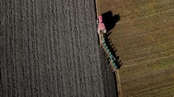 tractor die het veld ploegt foto