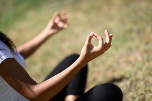 jonge Arabische vrouw die yoga doet in de natuur foto