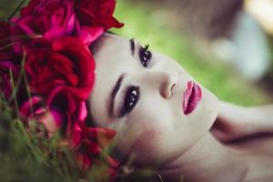 jonge mooie Japanse vrouw met roze en rode bloemen foto