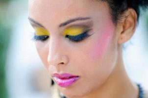 zwarte vrouw met fantasie make-up foto