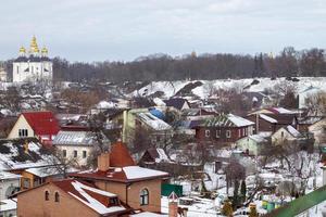 orthodoxe kerk van st. catherine in de oekraïense stad chernihiv en een uitzicht over de stad in de winter met sneeuw. oude prachtige tempel in de stad. foto