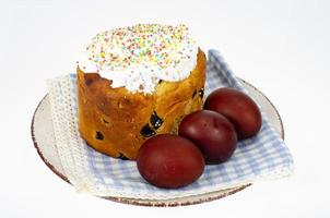 voorbereiding voor de viering van Pasen. zelfgemaakte cake en rood gekleurde eieren. studio foto