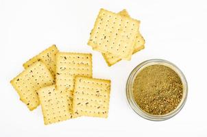 biscuit cracker met gedroogde kruiden en specerijen op witte achtergrond. studio foto