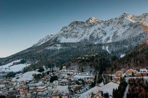 bergdorp in het winterseizoen foto