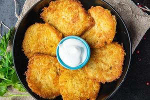 hash brown draniki aardappelpannenkoekjes groentebeignets tweede gang gezond vers vegetarisch eten foto