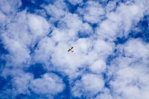 vliegtuig vliegt blauwe lucht foto