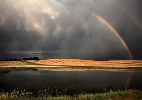 hagel storm en regenboog foto