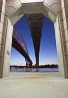 nachtfoto blauwe waterbrug foto