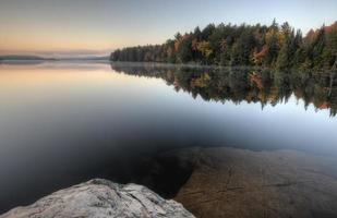 meer in de reflectie van de herfstzonsopgang foto