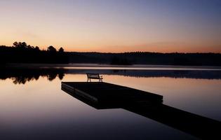 meer in de reflectie van de herfstzonsopgang foto