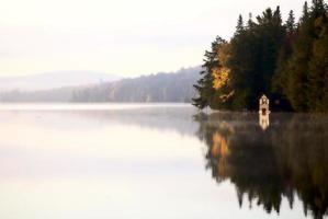 meer in de reflectie van de herfstzonsopgang foto