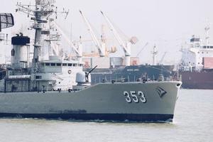 de Indonesische marine zeil kri kri 353 yos sudarso fregat slagschip in Madura Strait nabij de haven van Tanjung Perak Surabaya. Surabaya, Indonesië - 21 april 2019 foto