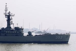 de Indonesische marine zeil kri kri 353 yos sudarso fregat slagschip in Madura Strait nabij de haven van Tanjung Perak Surabaya. Surabaya, Indonesië - 21 april 2019 foto