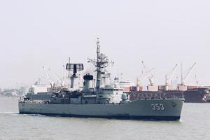 de Indonesische marine zeil kri kri 353 yos sudarso fregat slagschip in Madura Strait nabij de haven van Tanjung Perak Surabaya. Surabaya, Indonesië - 21 april 2019 foto