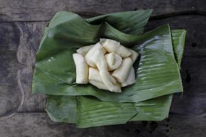 tapai of tape of peuyeum zijn traditionele snacks uit indonesië, gemaakt van gefermenteerde cassave. geserveerd op bananenblad foto