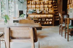 lege houten stoel in coffeeshop café en restaurant foto