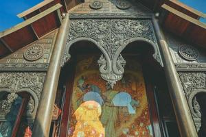 loei, thailand 12,2021 wat somdet phu ruea ming mueang tempel. de tempel is gebouwd met fijn hout. de kerk is gemaakt van teak en bevindt zich op de berg en een van de topuitkijkpunten op phu ruea. foto