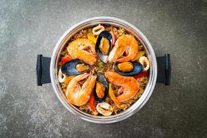 zeevruchtenpaella met garnalen, kokkels, mosselen op saffraanrijst foto