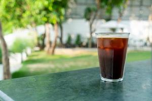 iced americano koffieglas op tafel foto