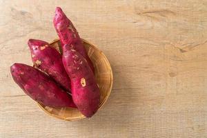 Japanse zoete aardappelen op mand foto