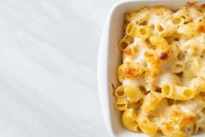 amerikaanse mac en kaas, macaroni pasta in kaassaus foto