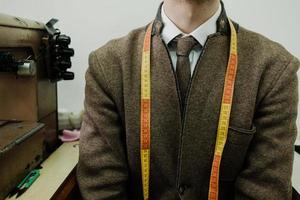 mannelijke kleermaker in een stijlvol pak foto