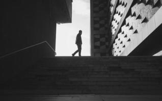 silhouet van een wandelende man foto