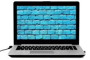 laptop met een blauwe bakstenen muur op het scherm geïsoleerd op wit foto