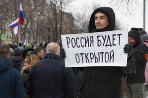 Moskou, Rusland - 24 februari 2019. Nemtsov Memorial March. man met een handgeschreven poster met woorden Rusland zal open zijn foto