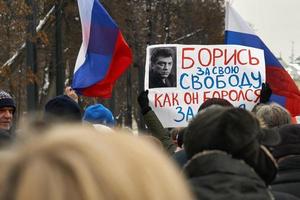 Moskou, Rusland - 24 februari 2019. Mensen met Russische vlaggen en spandoeken met foto's van Boris Nemtsov en geschriften vechten alsof hij vocht voor de vrijheid foto