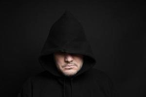 man met zwarte hoodie die ogen verbergt foto