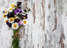 wilde bloemen op tafel foto