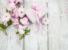 sakura bloesem met geschenkdoos foto